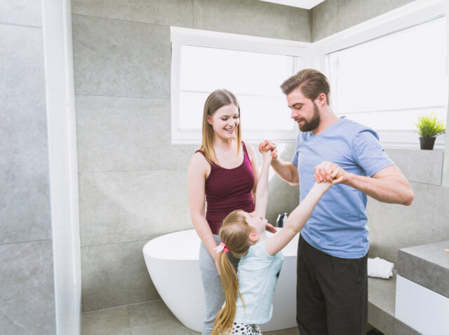 Rekuperator i-Vent nameščen v kopalnici – odvod vlage in kondenza po tuširanju