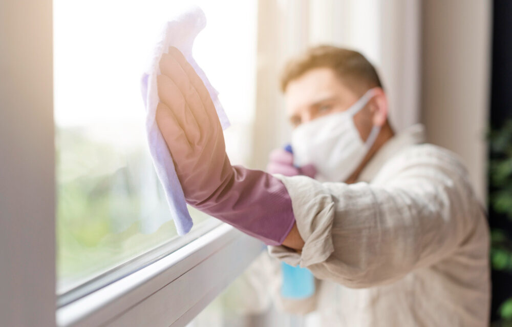 Kondenz na oknih in plesen v kotu – znaki slabega zraka v stanovanju brez prezračevanja