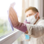 Kondenz na oknih in plesen v kotu – znaki slabega zraka v stanovanju brez prezračevanja