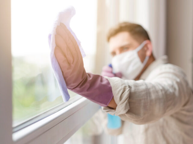 Kondenz na oknih in plesen v kotu – znaki slabega zraka v stanovanju brez prezračevanja